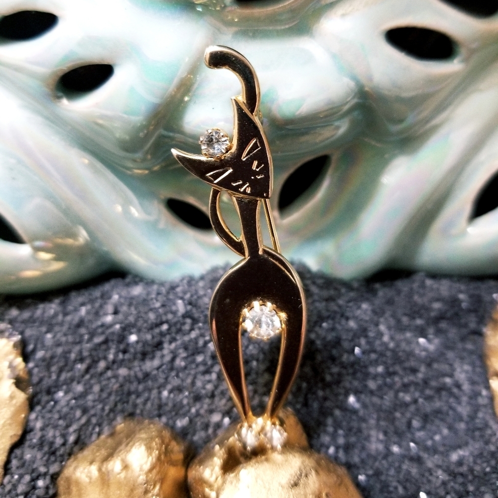 Golden cat pin